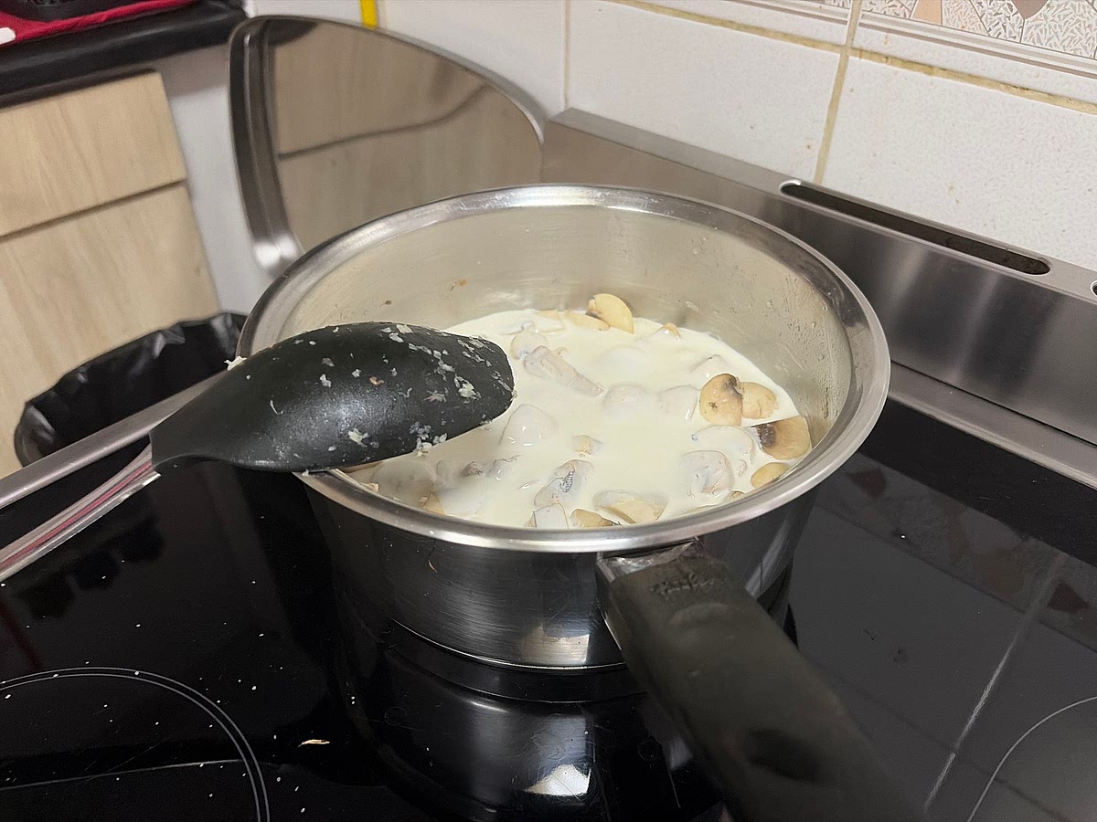 Pour the cooking cream in, mix a little.