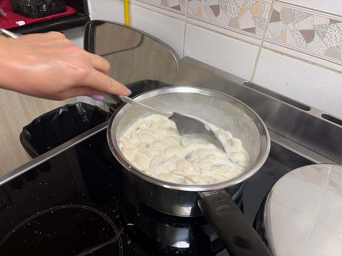 Put:
- half a teaspoon of salt
- quarter (max) of white pepper And mix