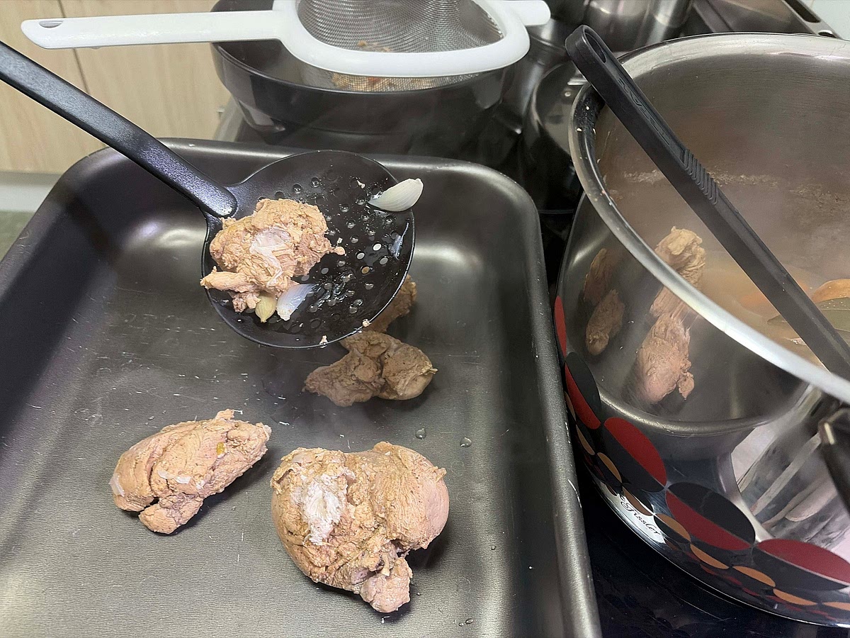 Put only the chicken into a tray