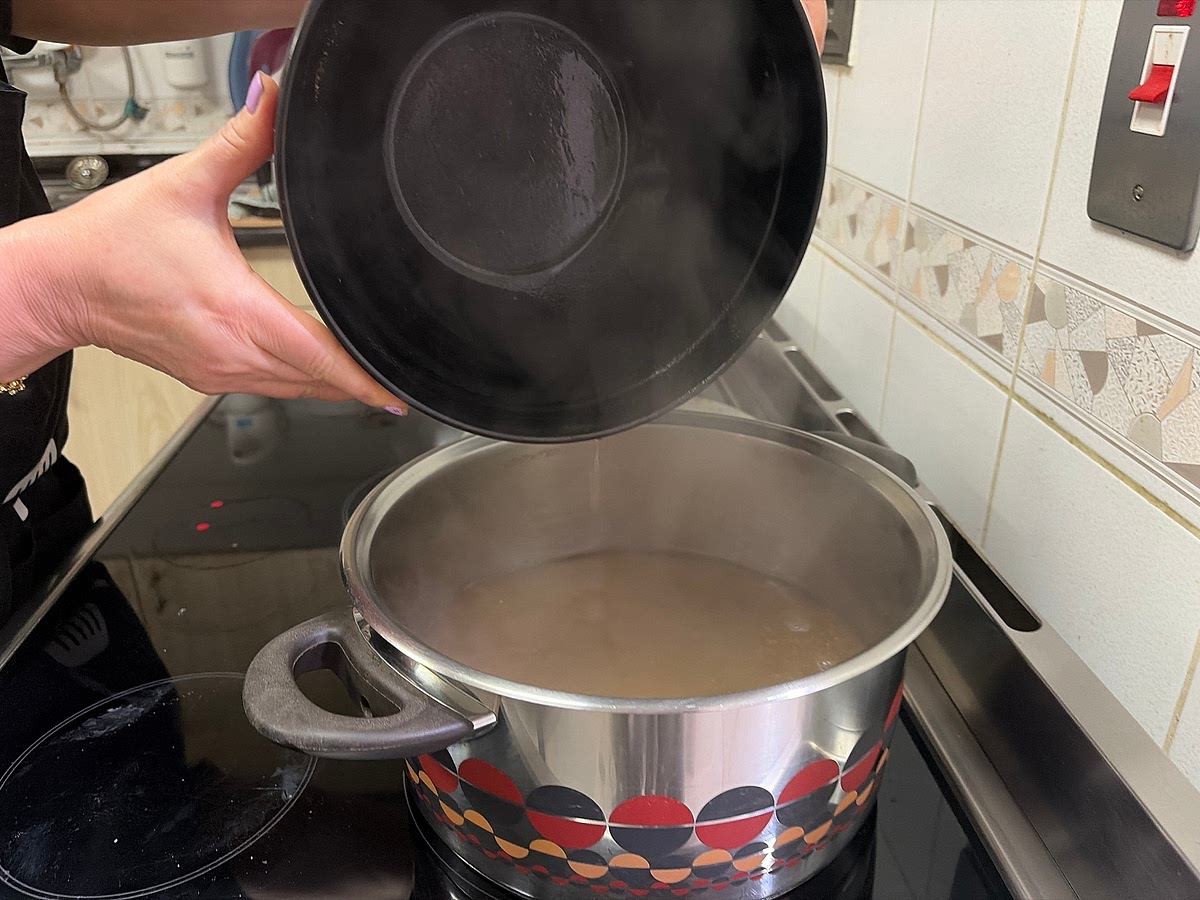Pour chicken stock into pot, set on high heat (if not enough stock then can use boiled kettle water)