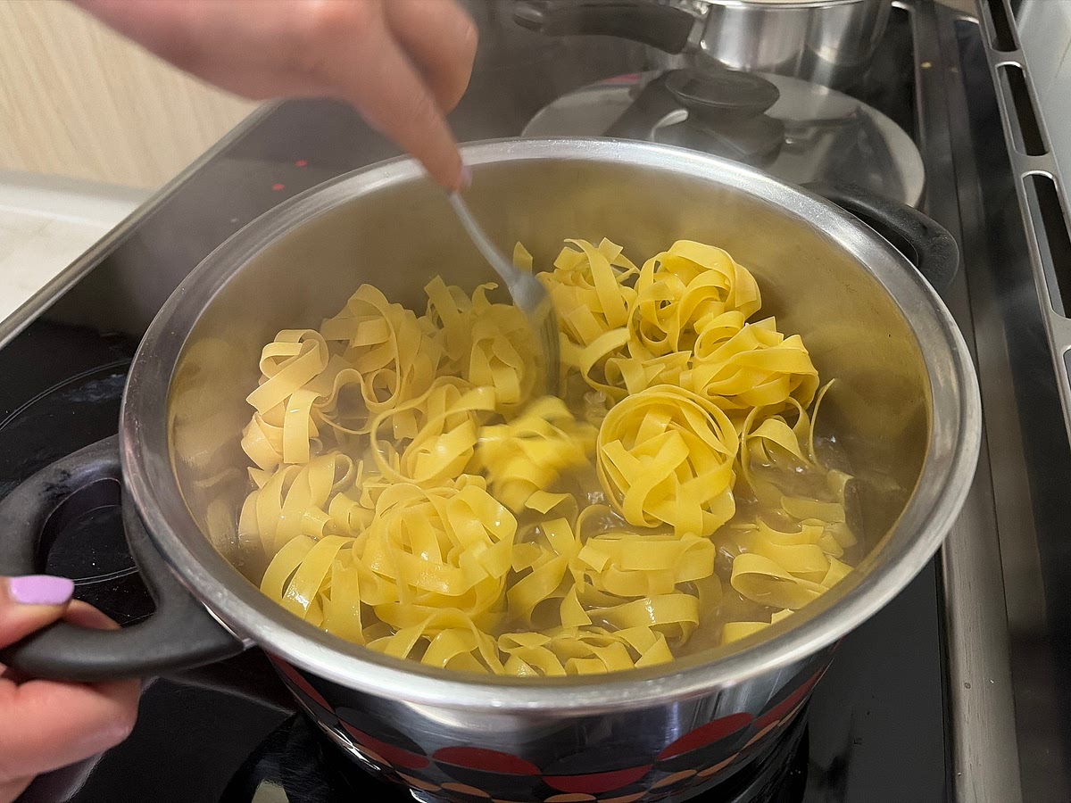 Add pasta, use fork to ensure all pasta is drowned. Cook on high/medium heat for around 10 min, check for softness by taste.