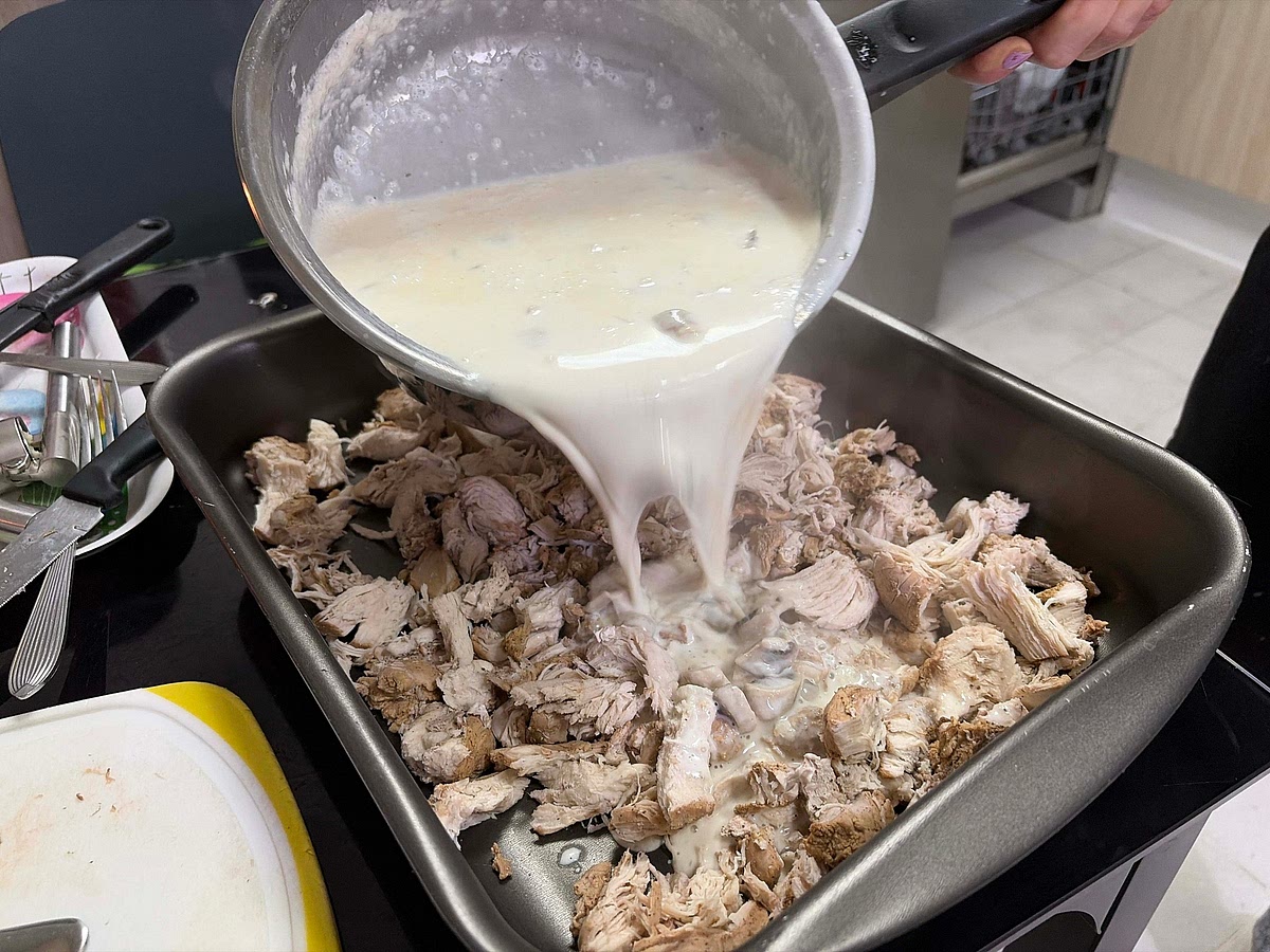 Pour sauce into tray