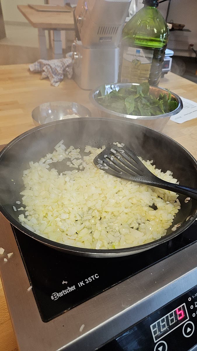 Zwiebel & Knoblauch klein hacken, mit Öl in einer Pfanne anbraten.
