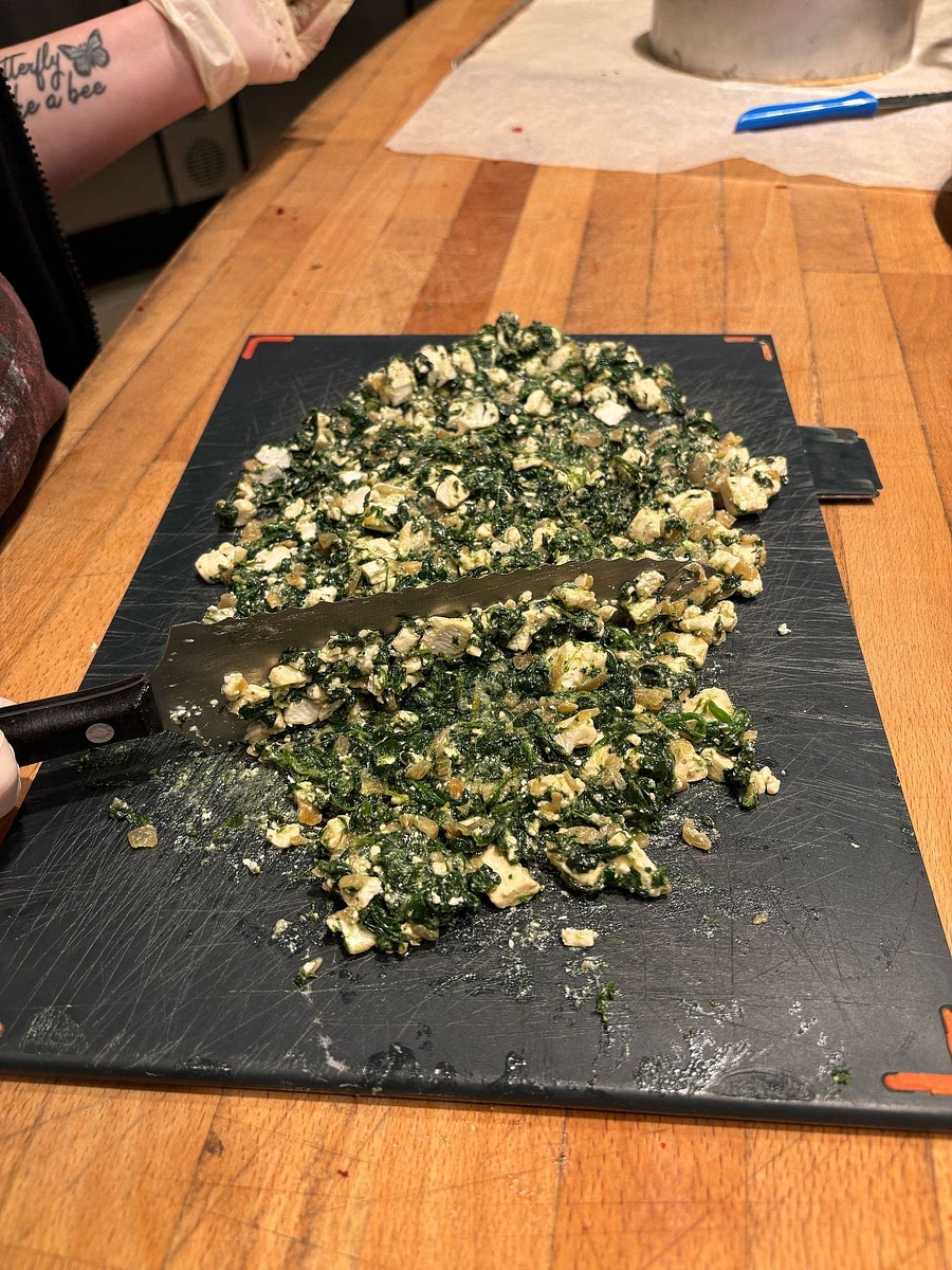 Feta in kleine Würfel schneiden oder Bröseln, zum Spinat geben und mit Salz/Pfeffer abschmecken.