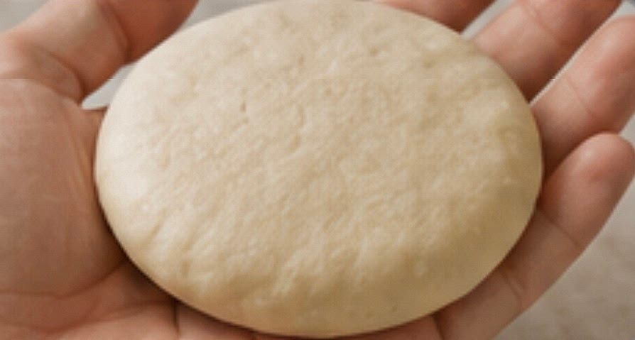 5. Cierra cuidadosamente la masa y aplana suavemente con las manos.