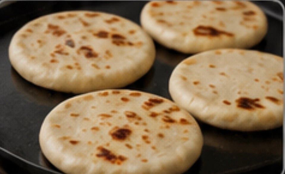 6. Cocina en un comal o sartén caliente por 3–4 minutos de cada lado hasta que estén doraditas.