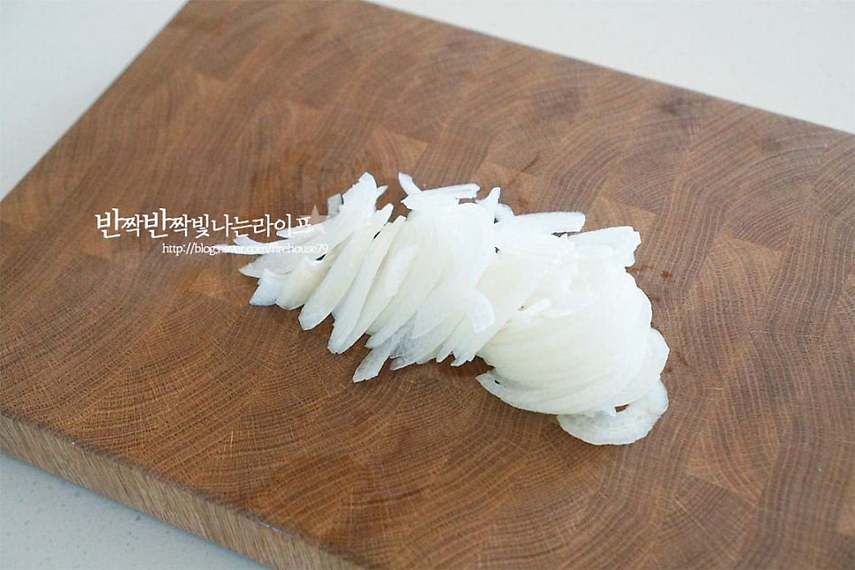 깊고 진한 맛을 내기 위해 카레 레시피에서 꼭 넣어야 하는 양파는 갈색빛이 나도록 충분히 볶는 캐러멜라이징 과정을 거쳐주는데요. 갈색이 되도록 볶아 요리하면 보다 풍부하고 맛있게 만들 수 있습니다. 껍질을 벗긴 뒤 반으로 잘라주고 반달 모양의 단면이 나오도록 얇게 썰어줍니다. 길게 채를 써는 것보다 둥글게 썰어주면 볶았을 때 단맛이 더 깊게 나요. 감자와 당근은 껍질을 깎은 뒤 한 입 크기로 잘라줍니다. 돼지고기와 비슷하게 썰어주었는데 아이가 먹는 것이라면 잘게 썰어주면 됩니다. 양송이버섯은 4등분으로 썰었어요. 그 외 브로콜리, 가지, 파프리카 등 여러가지를 곁들이면 됩니다.