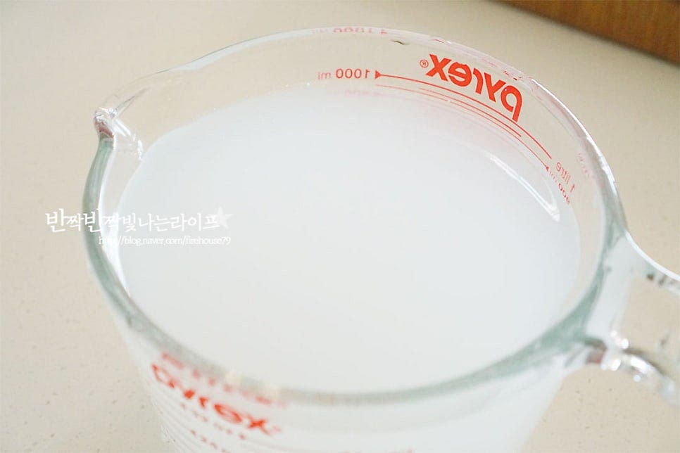 물 또는 육수를 넣고 끓이는 방법도 있지만 소고기의 고소한 맛을 살리고 깔끔하게 만들기 위해 끓일수록 구수한 쌀뜨물을 준비했습니다. 대략 1.2L 정도로 쌀을 씻을 때 4~5번째 물을 미리 받아두었다가 전분은 바닥에 가라앉혀 맑은 윗부분을 준비합니다. 입맛에 따라 멸치 다시 육수를 우리거나 코인 육수를 활용해도 됩니다.