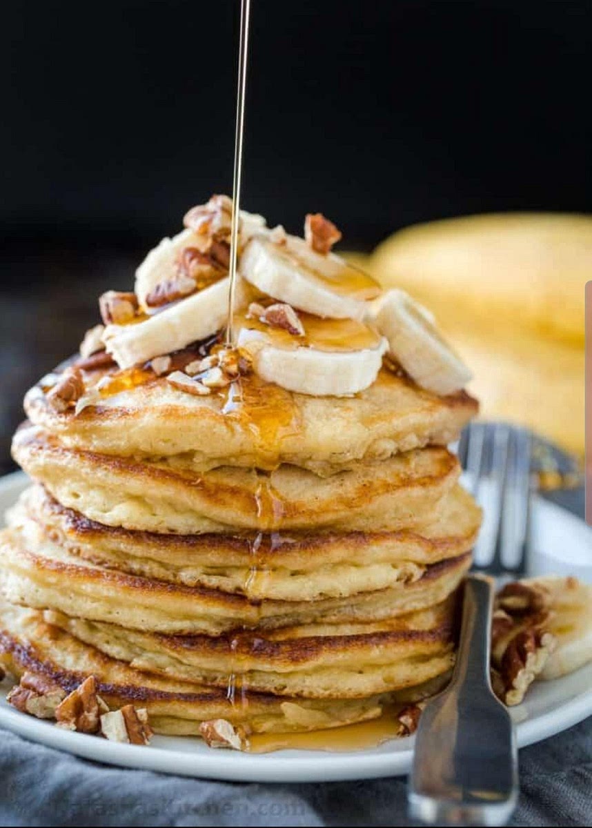 1. Blend wet ingredients
Blend until smooth:
bananas
eggs
almond butter
oat milk
maple syrup
vanilla
vinegar