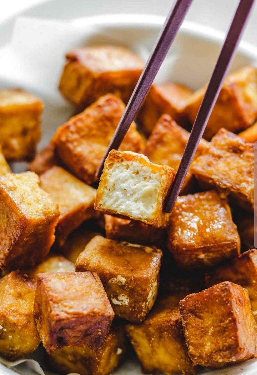 2. Prep the Tofu
Press tofu
Wrap tofu in towels and place something heavy on top for 15–20 minutes.
Tear into chunks
Tearing gives better crispy edges than cubes.
Toss with:
tamari
garlic powder
cornstarch
Cook
Bake or air fry at 425°F:
Air fryer: 15–18 min
Oven: 30–35 min
Flip halfway through.