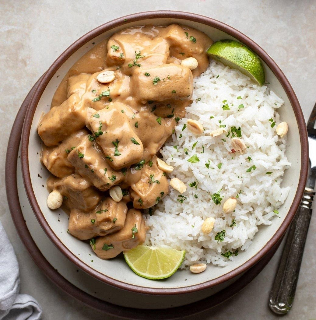 1. Cook the Rice
Combine:
jasmine rice
coconut milk
water
salt
Cook normally and fluff when done.
The coconut milk makes it creamy and slightly rich without being heavy.