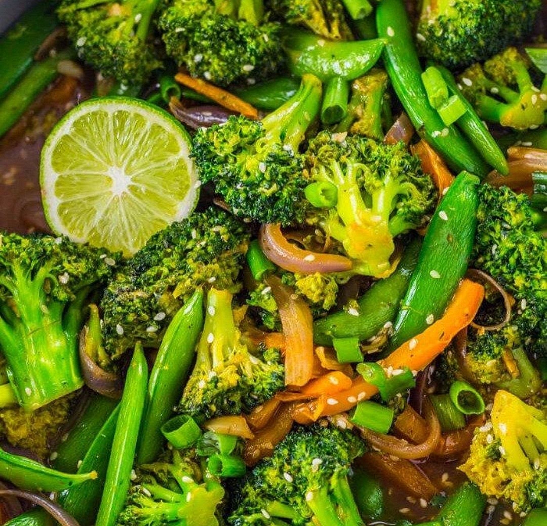4. Stir Fry the Vegetables
Heat avocado oil in a large skillet or wok.
Cook in stages:
Broccoli + carrots first
Bell peppers
Snap peas
Water chestnuts LAST
You want the vegetables slightly charred but still crisp.
Add:
splash tamari
garlic
ginger