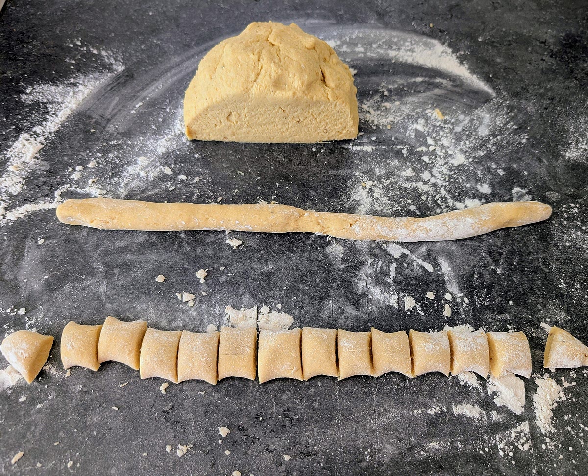 Cut a bit of dough, roll it on the flour surface to make a snake about 1cm in diameter, then cut it in pillows about 1.5cm long.