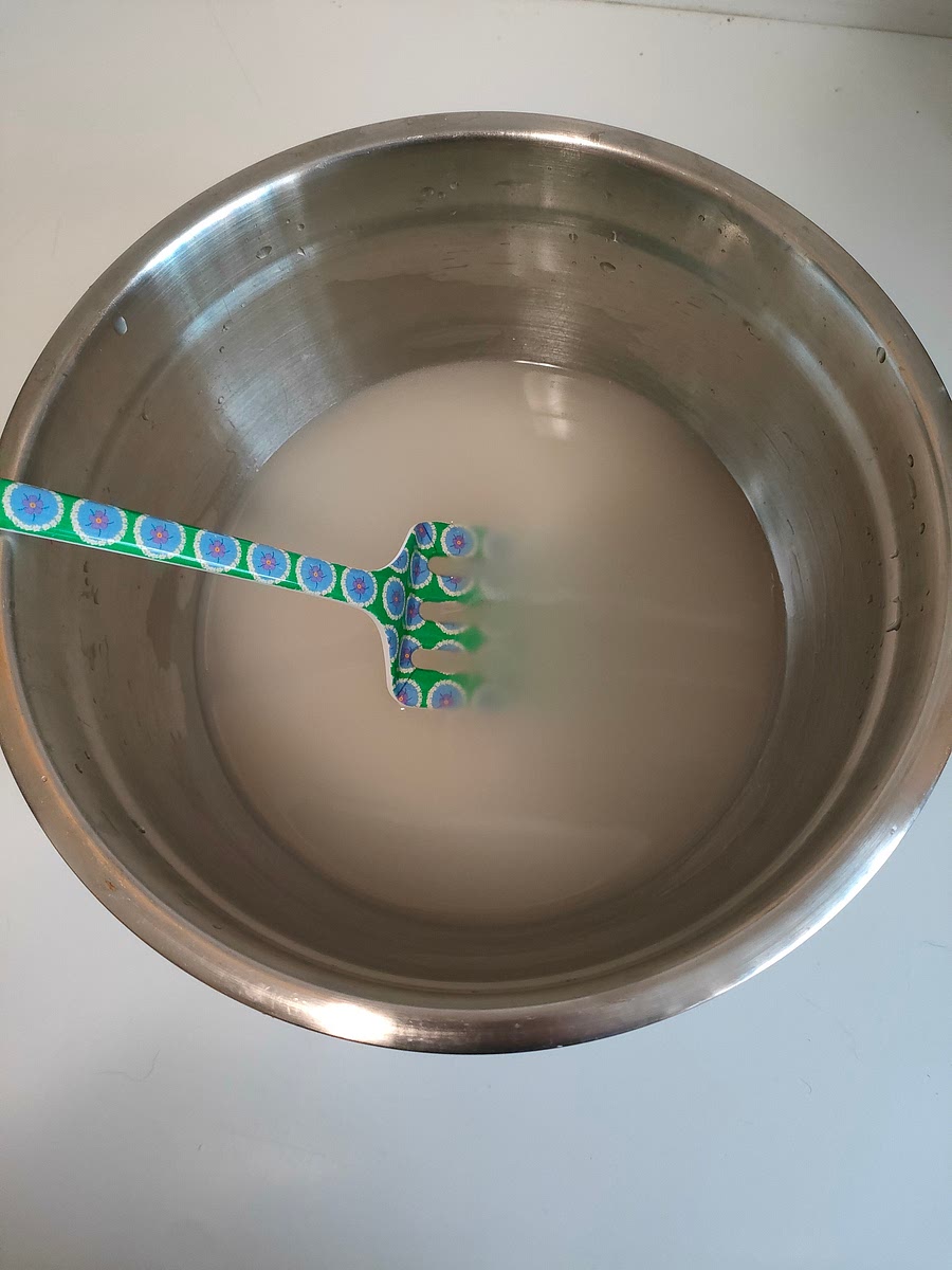 Mix water (room temperature) with yeast and let it stay for 5~10 minutes.