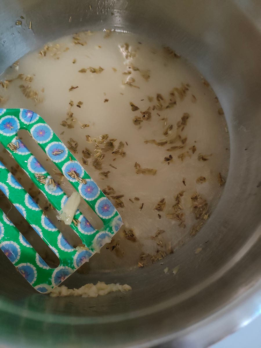 Mix the yeasted water with fried garlic and oil. Add salt.