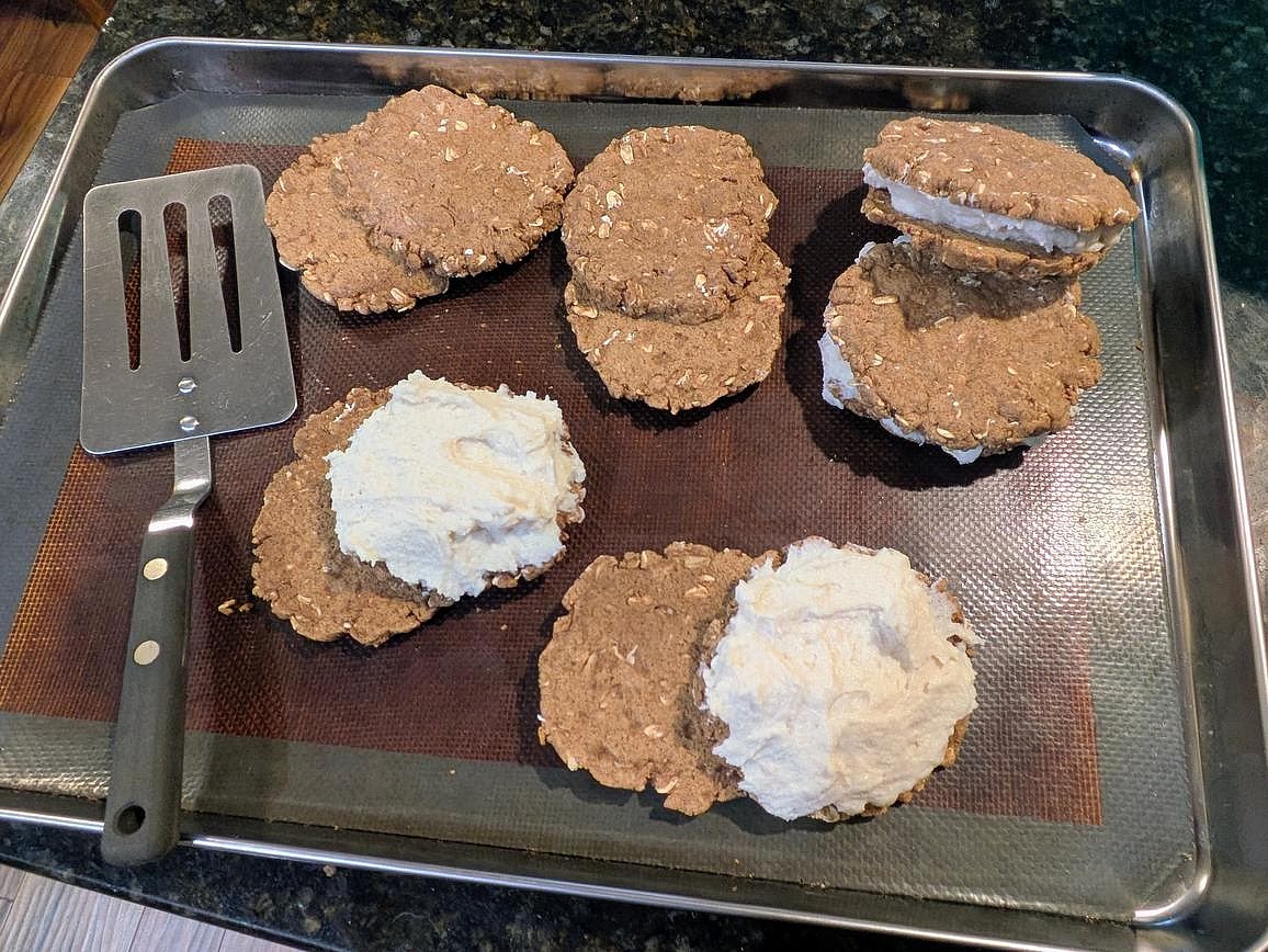 Spread the filling batter onto the bottom side of 6 cookies, about 50 g of cream filling each. Top with the remaining 6 cookies