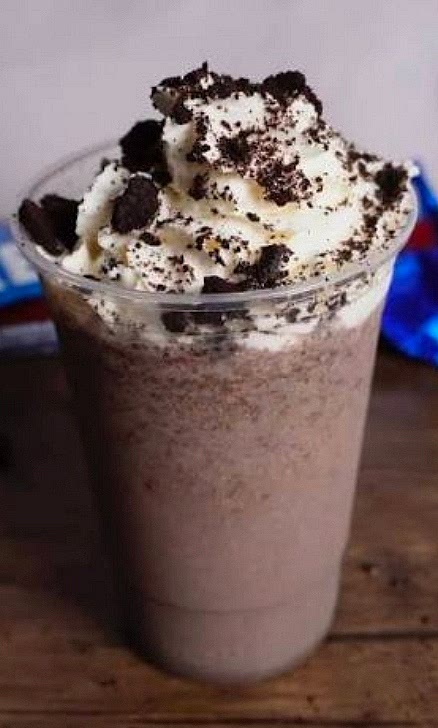 Step 3:
Pour into glass and top with oreo crumbs and enjoy😉
