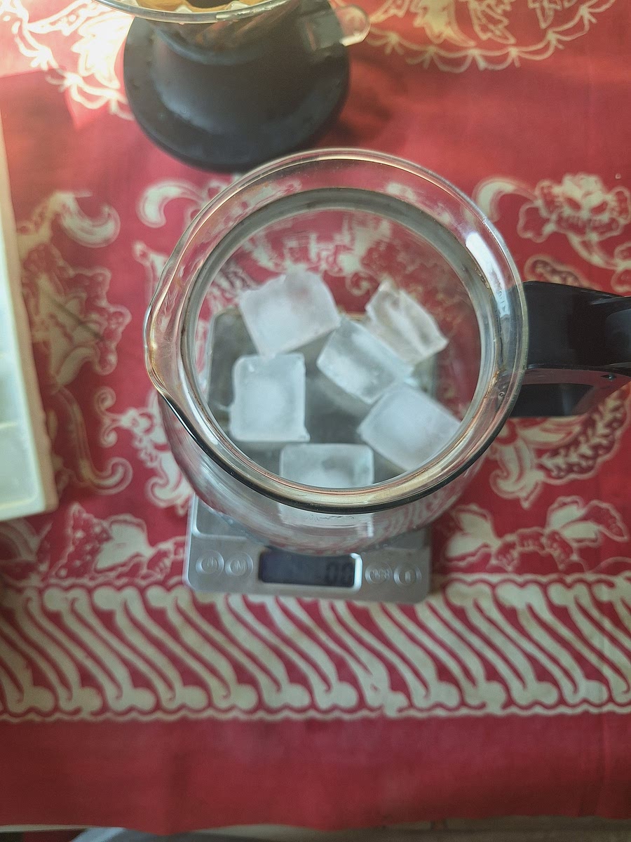 While waiting, put 70 grams of ice cubes into the server.