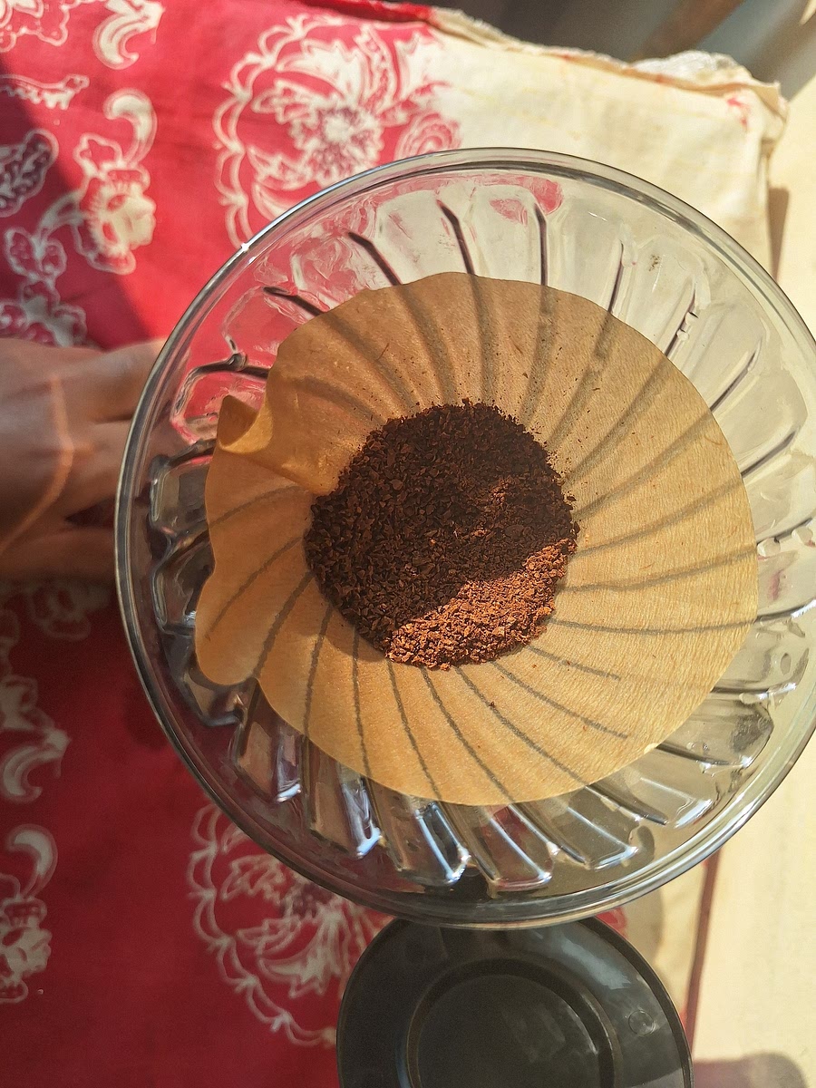 Add ground coffee into the immersion dripper, close the valve.