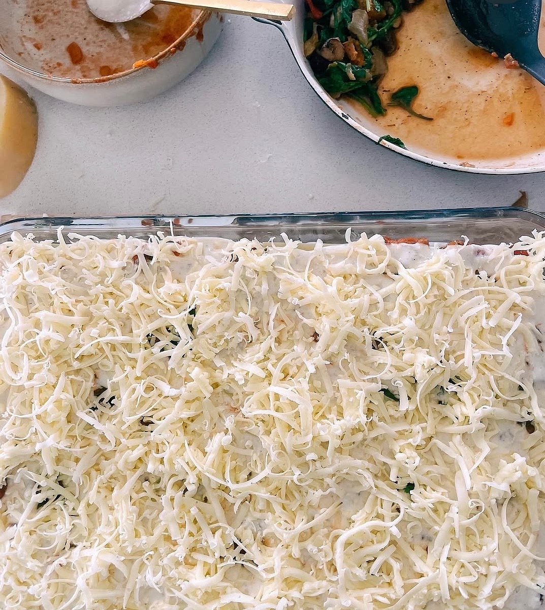 - Finish with white sauce on top and sprinkle with the remaining 200g mozzarella cheese.