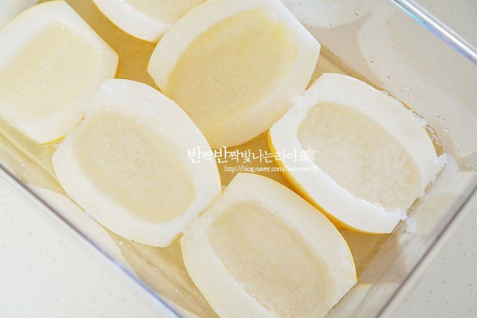 참외장아찌는 서늘한 곳에 두고 하루 한 번씩 위아래를 뒤집어가며 3일 숙성해 주면 됩니다. 3일 이상 두면 수분이 계속 빠지면서 오독오독하기보다 식감이 질겨질 수 있어요. 3일 두었다 꺼내니 아삭아삭하게 탄력이 있어요.