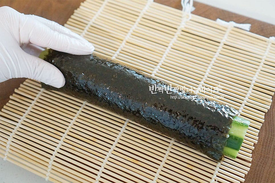 겉면에 고소한 참기름을 골고루 발라줍니다. 마지막에 발라주면 윤기도 나고 고소한 풍미를 맛볼 수 있어요. 한입에 먹기 좋은 크기로 썰어줍니다.