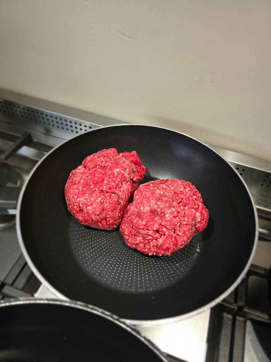 Leg het gehakt in een aperte koekenpan zonder olie en zet laag tot midden hoog. Op deze manier wordt het gehakt lekker bruin en niet grijs. Laat op staan met af en toe roeren tot het bruin en hier en daar knapperig is. Als het goed is is het meeste vocht ook verdampt. Anders moet je het nog even afgieten. Laat staan tot je het nodig hebt bij de saus.