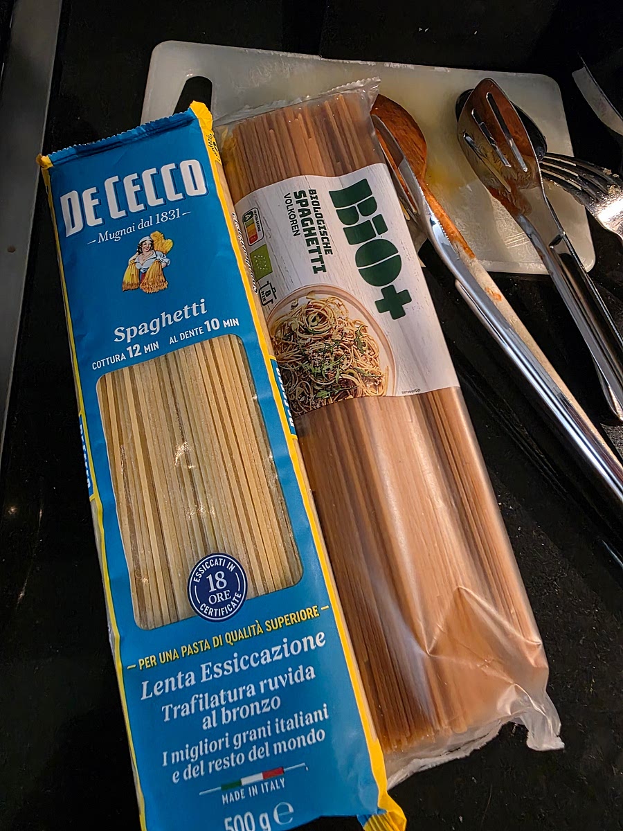 Dan is het nu tijd voor een pasta naar keuze. Volkoren pasta op deze manier bereid doet niet onder voor de traditionele witte pasta, tenzij je de pasta ook zelf maakt. Voor een pak pasta (doorgaans 500g) heb je minstens 4,5 liter water met 1 tot 1,5 el zout nodig. Ik gebruik een grote soeppan. Uiteraard kun je het anders doen, maar dan moet je achteraf niet zeuren dat je het recept niet zo speciaal vindt. Kook de pasta 1 minuut korter dan op de verpakking staat! Giet af en pak met een keuken tang een flinke bundel spaghetti en draai deze door je op het vuur staande saus heen. Doe dit met alle spaghetti en kook de spaghetti in de saus de laatste minuut af.