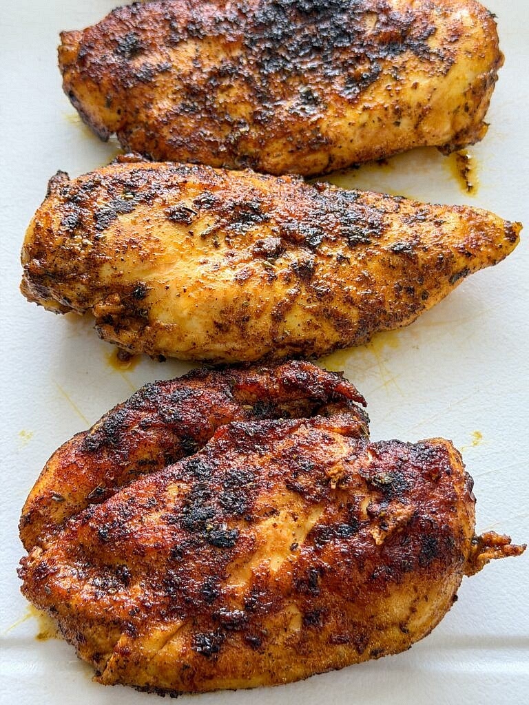 Verhit de roomboter en olijfolie in een pan en bak de kipfilets goudbruin en gaar. Haal de kip uit de pan en leg apart.