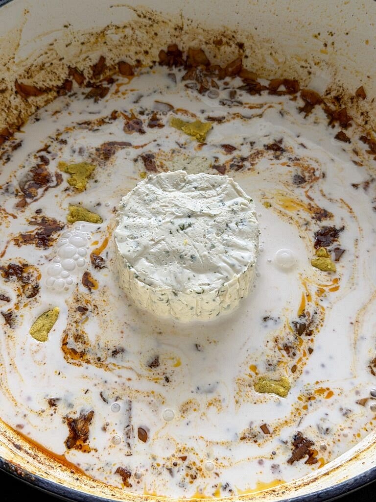 Voeg de kookroom toe samen met een 1/2 verkruimeld kip bouillonblokje en de Boursin. Roer tot een gladde saus en laat 3 minuutjes pruttelen.