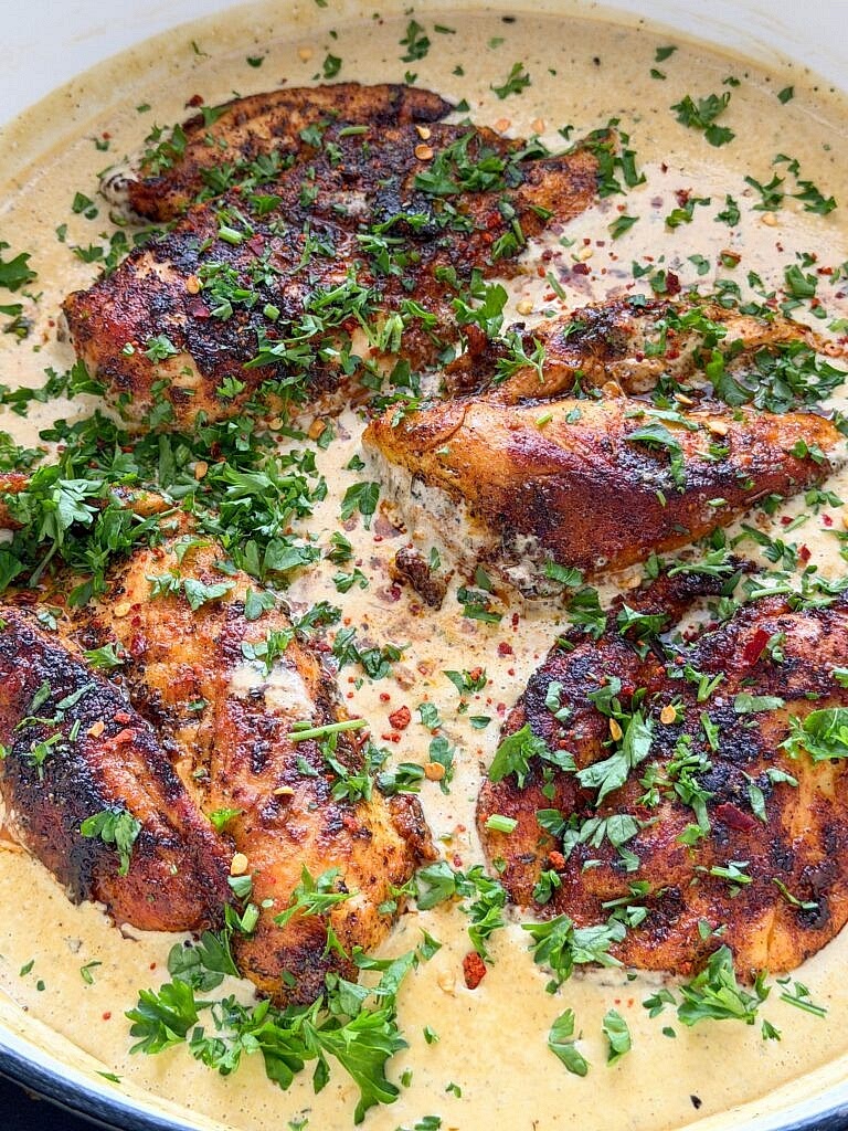 Leg de kip terug in de saus en verwarm nog 2 minuten mee. (op laag vuur)