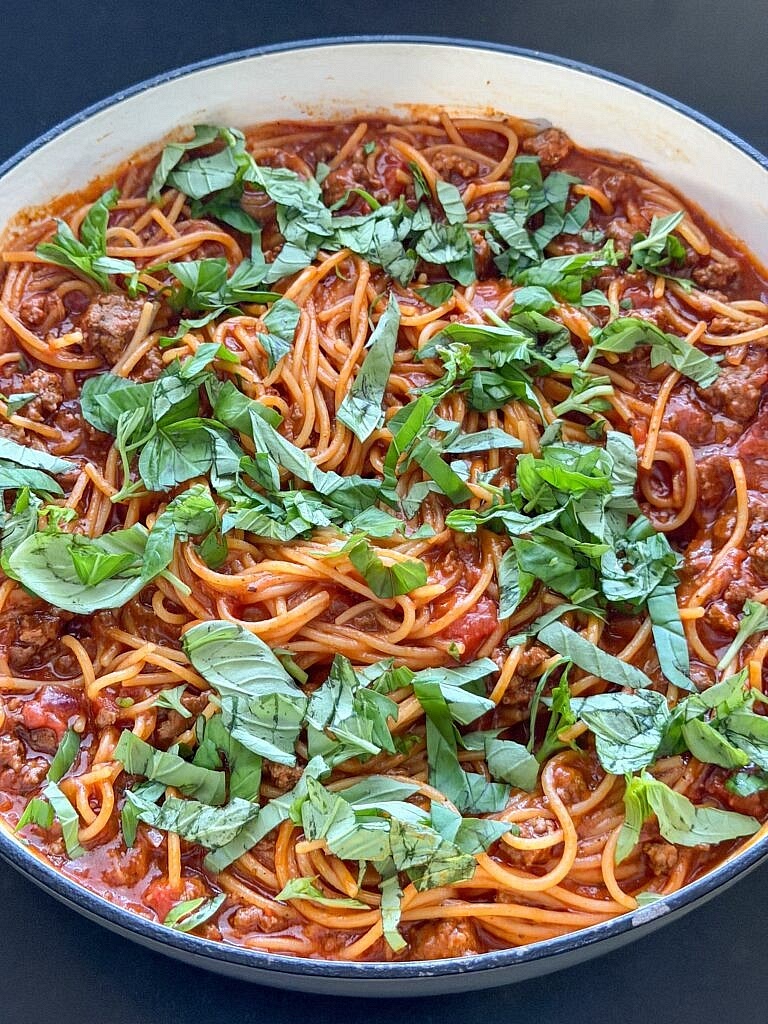 Bestrooi voor serveren eventueel met geraspte kaas naar keuze en bestrooi met de overgebleven basilicum. Eet smakelijk!