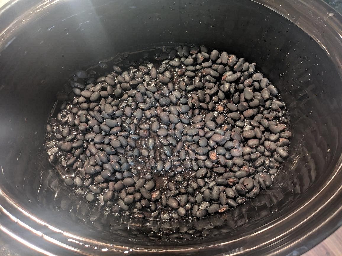10 pm - Drain the soaking liquid. Add the beans to your slow cooker with 3 cups (720 g) water and 1 tsp (6 g) salt. Cover and cook on low for 8 hours