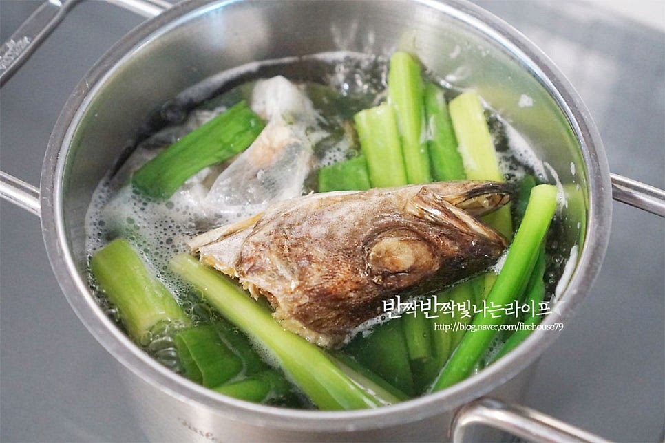 냄비에 물 1.5L 정도 부은 뒤 다시팩, 조각무, 대파 1/2대 황태머리를 넣고 육수를 우립니다. 끓어오르면 15분 끓여 우려줍니다. 황태머리가 들어가면 국물 맛이 더 깊고 진한데요. 쌀뜨물이 있다면 쌀뜨물로 육수를 우려도 맛있어요. 간단하게 요리할 때는 코인 육수나 액상 스톡도 좋습니다.
