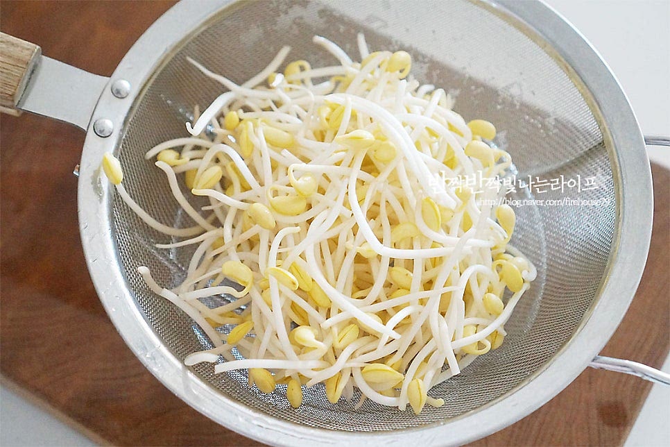 콩나물은 다듬어 씻어 물기를 털어줍니다. 해장국에 들어가면 시원하니 맛있죠. 콩나물의 아스파라긴산이 숙취해소에도 도움이 된답니다. 무는 0.5cn 정도 두께로 나박하게 썰고 대파는 어슷하게 썰어줍니다. 그 외 두부나 양파 같은 재료를 더해도 좋습니다. 달걀 1개를 곱게 풀어 준비해둡니다.