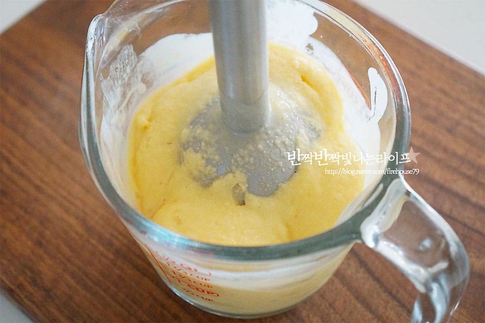 핸드블렌더로 부드럽게 갈아줍니다. 카페에서 마시던 맛 못지않게 부드럽게 갈아졌어요. 유리잔에 담아주면 딱 1잔 분량이 만들어집니다. 먹음직스럽게 망고와 허브를 올려주시면 더 특별하게 마실 수 있어요. 시원하게 마시면 달콤함이 퍼지는 스무디만들기 망고주스 한 잔이면 당충전까지 되죠~ 과즙 가득한 진한 맛이 매력이에요. 영상도 같이 담았어요. 특유의 향과 맛이 가득한 망고요리는 어떻게 먹어도 맛있지만 차가운 음료가 생각날 때 부드럽게 갈아서 드셔보세요. 냉동된 걸 넣으시면 더 진하고, 여기에 요거트 더해주면 더 산뜻하답니다. 망고스무디 만들기 달달하고 산뜻하게 드세요^^ 끄읕 !
