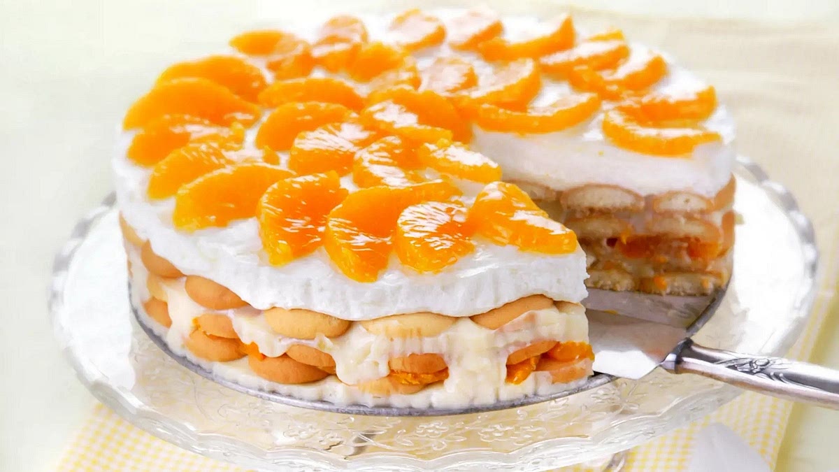 Mix sour cream with vanila sugar and sugar.
Layer everything starting with the biscuits, sour cream and then ra gerines.