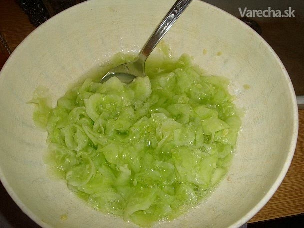 Grate cucumber into thin slices. Add: 2-3 cloves of crushed garlic or half a teaspoon of dried garlic, black pepper on the tip of a knife, 1/4 teaspoon of salt, 1-2 teaspoons of sugar, 1 teaspoon of vinegar. Mix and let stand. Sugar and vinegar to taste.