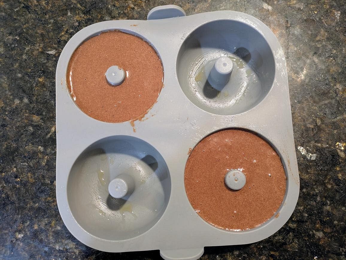 Lightly grease a silicone donut mold with oil. Evenly divide the donut batter across the 4 molds, about 165 g each.