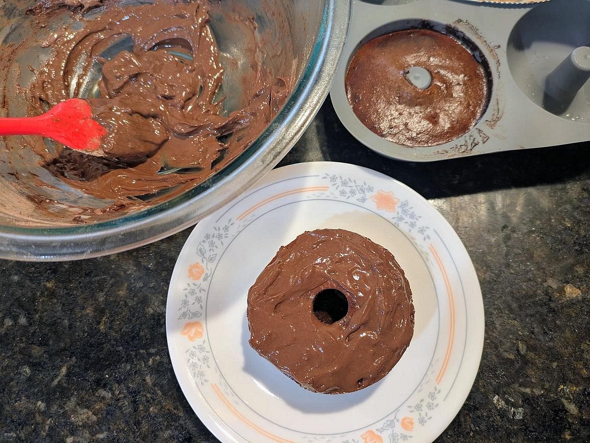 Spread the protein glaze on top of the cooled donuts, about 50 g each. Only glaze the donuts you want to eat now. Optionally top with walnuts.