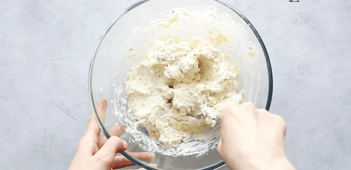 In a large bowl, beat together 2 cups mozzarella, cream cheese, 1/3 cup Parmesan, Italian seasoning, red pepper flakes and black pepper.