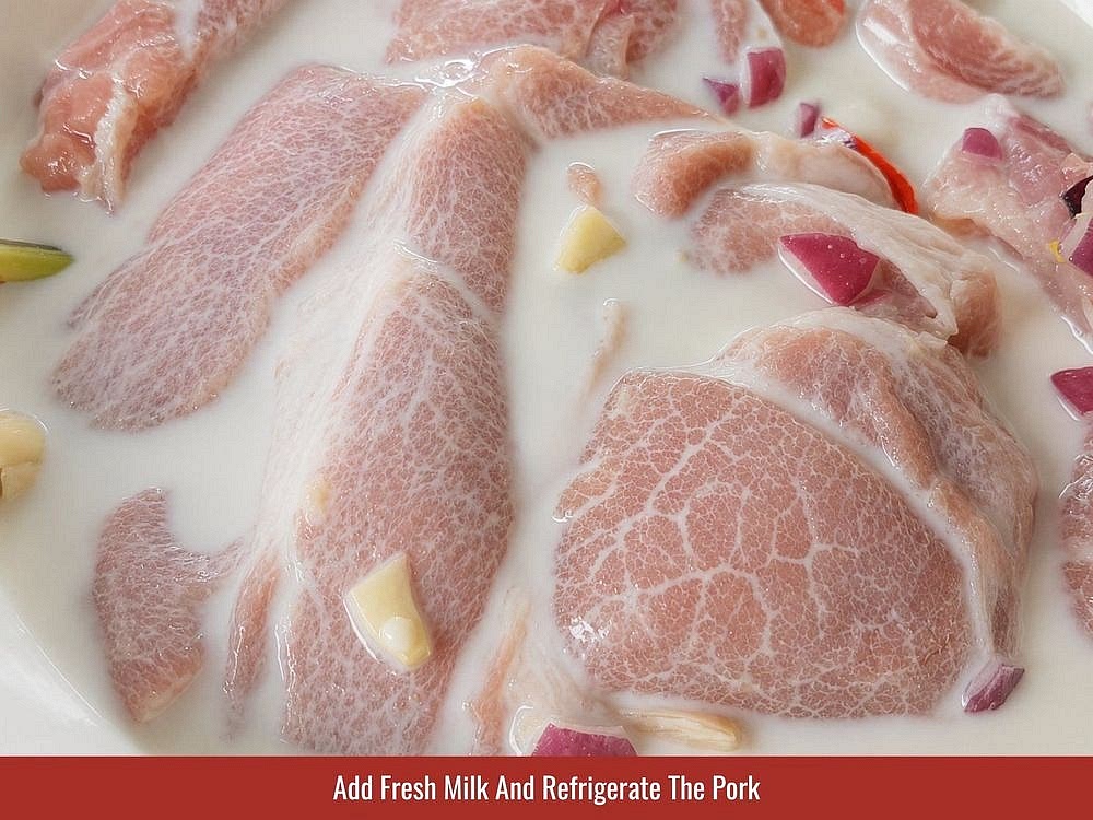 Add The Milk And Marinate The Pork
Pour the unsweetened fresh milk over the seasoned pork and mix until evenly coated. Cover the bowl tightly and refrigerate for at least 4 hours. Marinate overnight for a deeper flavor.