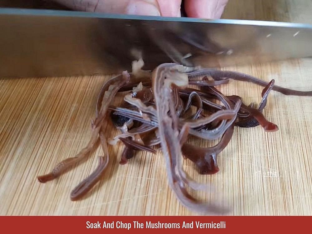Soak The Mushrooms And Vermicelli
Place the dried wood ear mushrooms and dried vermicelli in separate bowls of warm water. Soak until softened. Drain thoroughly and squeeze out the excess water. Thinly slice the mushrooms and cut the vermicelli into short pieces.