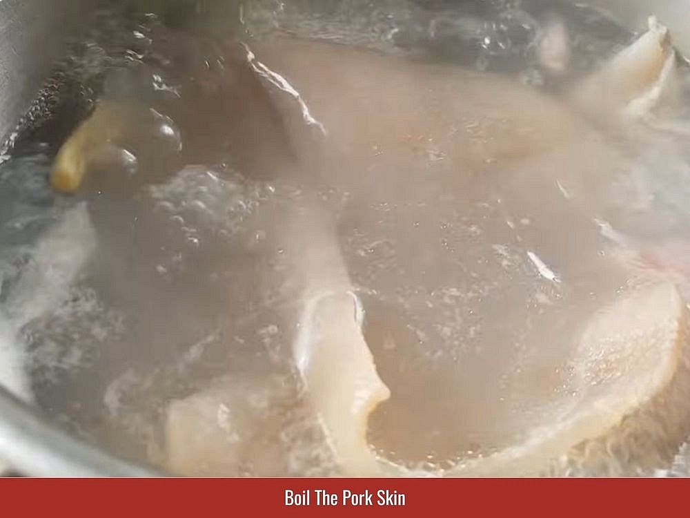 Boil The Pork Skin
Bring the water to a boil with the shallot, ginger, vinegar, and salt. Add the cleaned pork skin and boil for exactly 10 minutes. Remove it promptly to preserve its firm, springy texture. Transfer the pork skin to cold water, rinse twice, and drain completely.