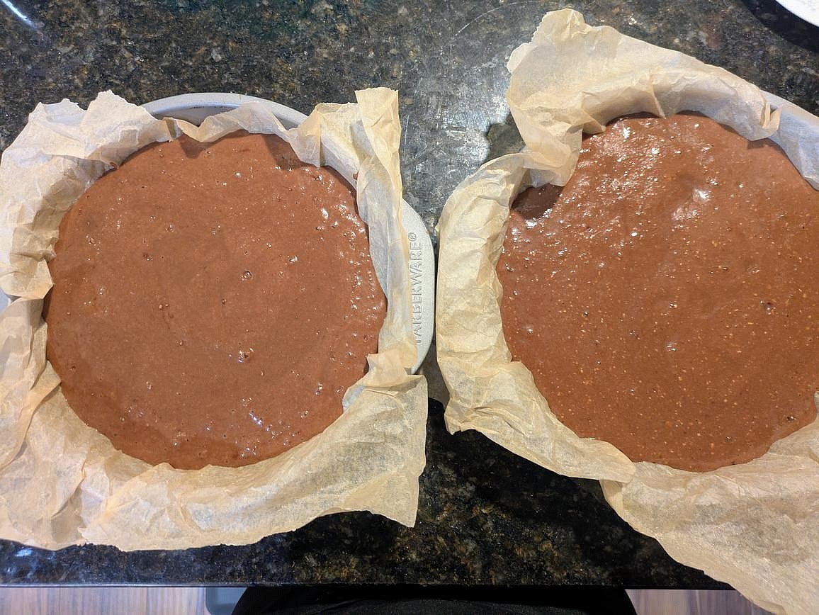 Divide the mixture evenly between the 2 pans, about 500 g each.