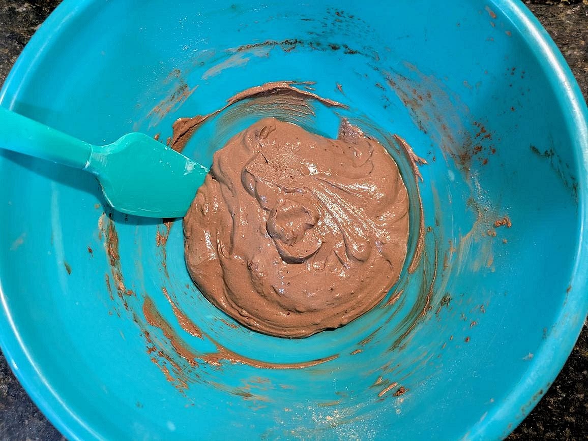 In a medium bowl, mix together your (blended) cottage cheese with whey, cocoa, and vanilla extract to make your frosting.