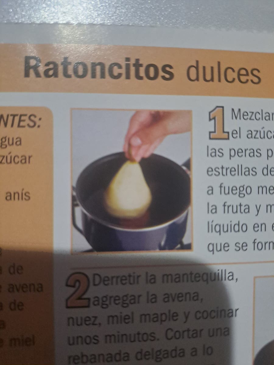 Mezclar el agua con el azúcar, añadir las peras peladas y las estrellas de anís, cocer a fuego medio, retirar la fruta y mantener el líquido en el fuego hasta que se forme un almíbar.