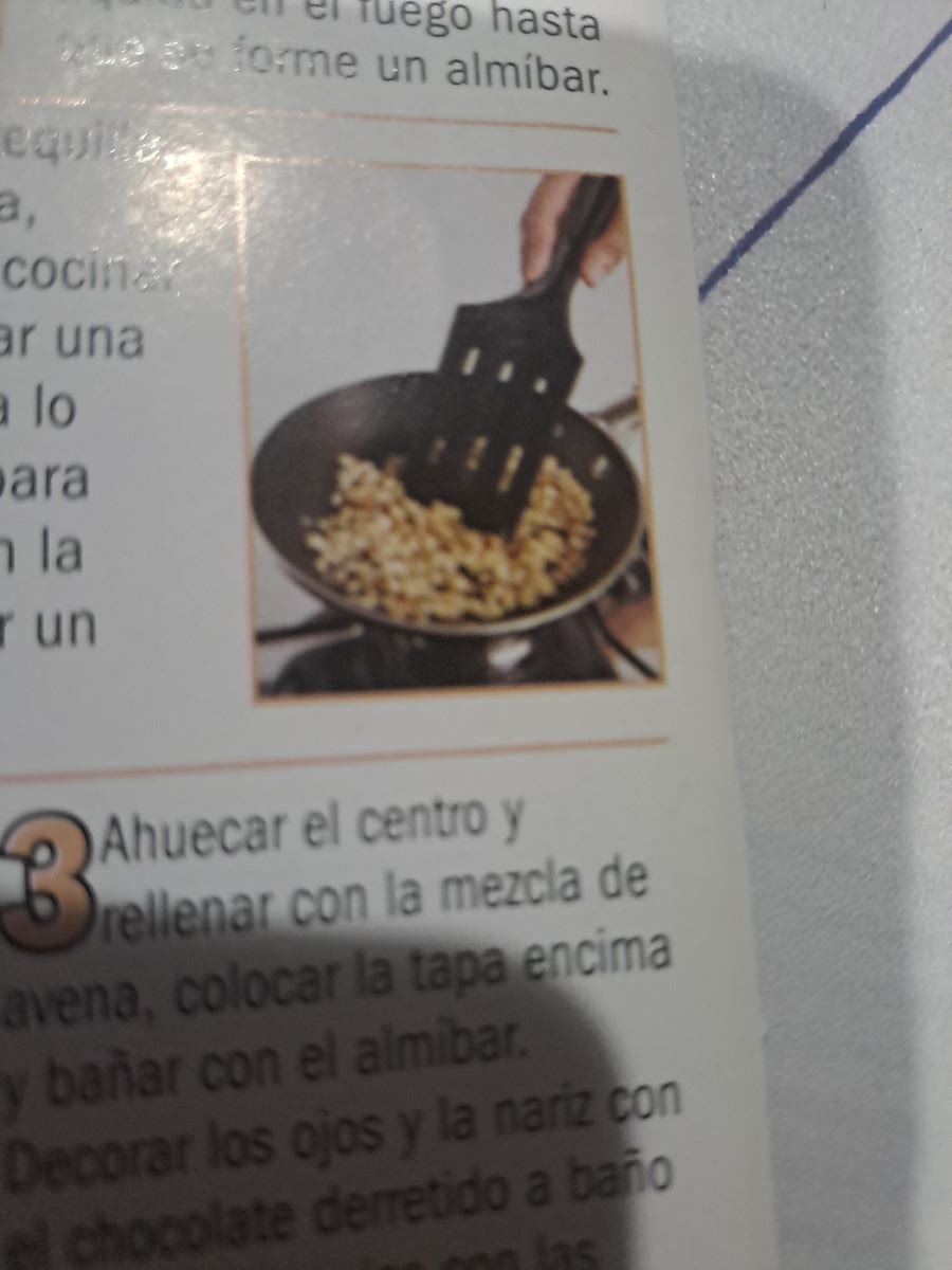 Derretir la mantequilla, agregar la avena, nuez, miel maple y cocinar unos minutos. Cortar una rebanada delgada a lo largo de las peras para hacer una base y en la parte superior hacer un corte tipo tapa.