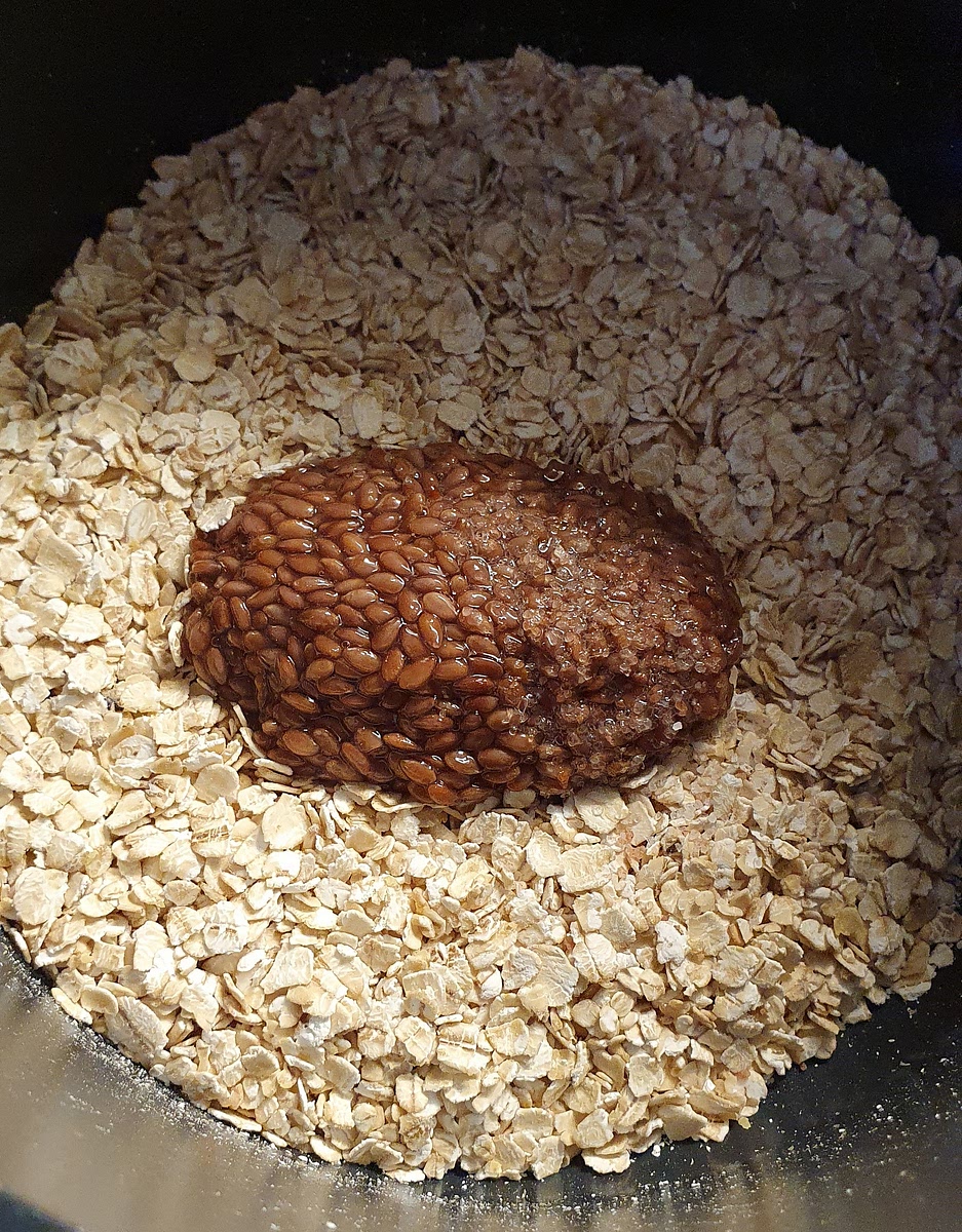 Put the chosen oats in a pot and then add at maximum 2 tablespoons of linseed per person. !Do not add more, linseeds release hydrogen cyanide (aka prussic acid) when chewed, 1-2 tablespoons is within the safe threshold.