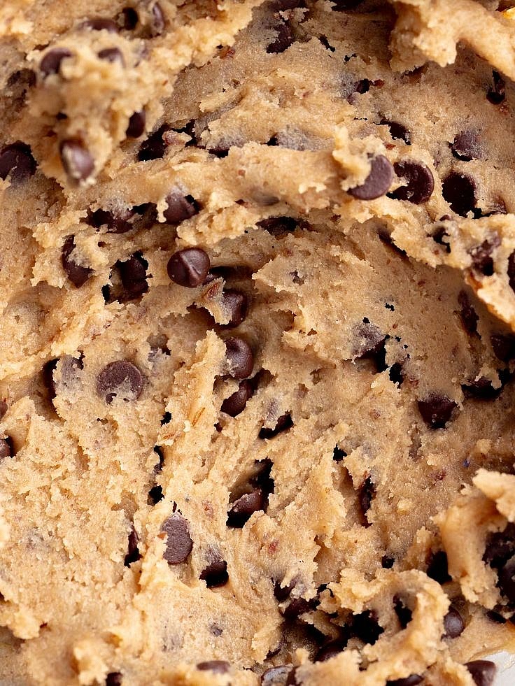 Crack the eggs into a bowl and mix with the sugar. Then add the melted butter, vanilla extract and gradually add the flour mixed with baking powder. Let the dough cool for at least 30 minutes in the fridge. Then take it out and mix it with the chocolate chips. Shape into rounds on a baking sheet and sprinkle more chocolate chips on top. Bake at 180° for about 15 minutes.